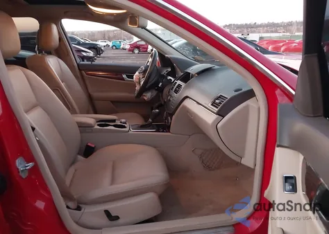 2010 Mercedes-Benz C 300 Sport z USA, uszkodzony, nr VIN WDDGF5EB0AR112028